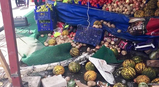 Otomobil, market önündeki tezgaha daldı