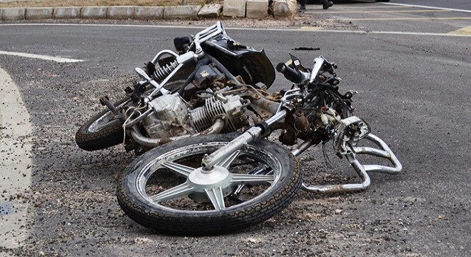Otomobil, motosikletle çarpıştı: 2 yaralı