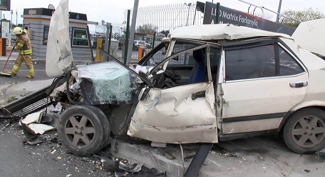 Otomobil önündeki minibüse çarptı; 1'i ağır 3 yaralı