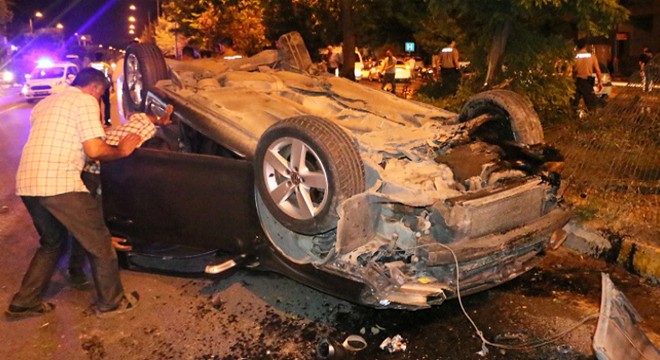 Otomobil orta refüje çarpıp takla attı: 1 yaralı