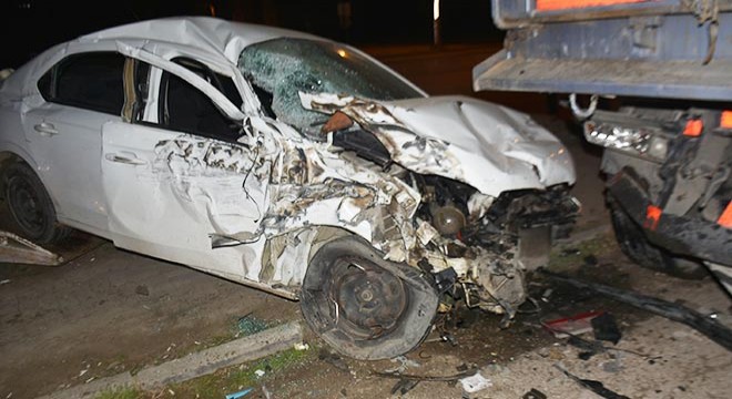 Otomobil, park halindeki 2 TIR'a çarptı: 2 yaralı