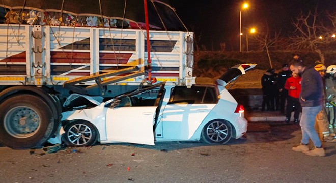 Otomobil park halindeki TIR'ın altına girdi: 2 yaralı
