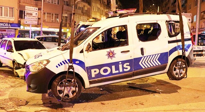 Otomobil, polis aracına çarptı: 2'si polis, 3 yaralı