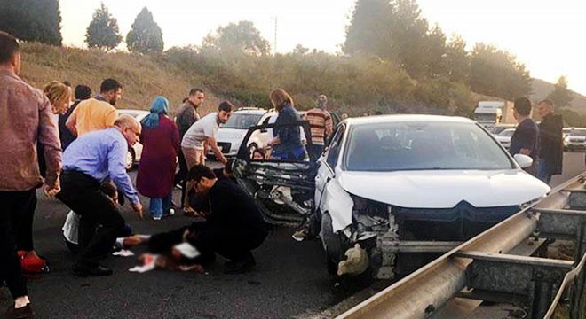 Otomobil refüjdeki bariyere çarptı: 4'ü çocuk 6 yaralı