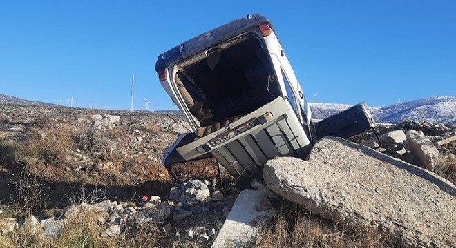 Otomobil şarampole devrildi