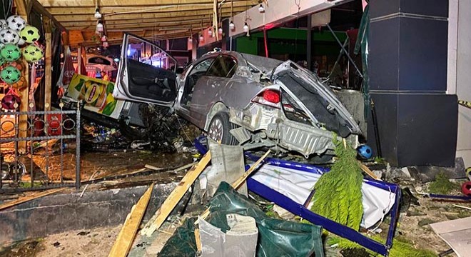 Otomobil şarküteriye daldı; sürücü ve arkadaşı öldü