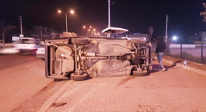 Otomobil, seyir halindeki traktöre çarptı: 1 yaralı