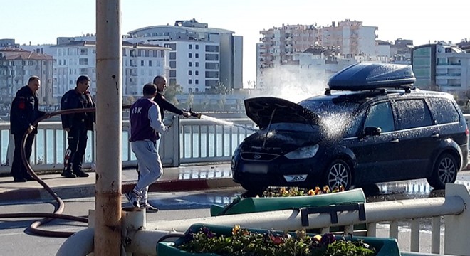 Otomobil seyir halindeyken alev aldı