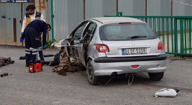 Otomobil tabelaya çarptı: 2 ölü