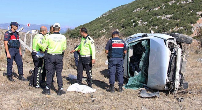 Otomobil tarlaya uçtu, baba ve oğlu yaralandı