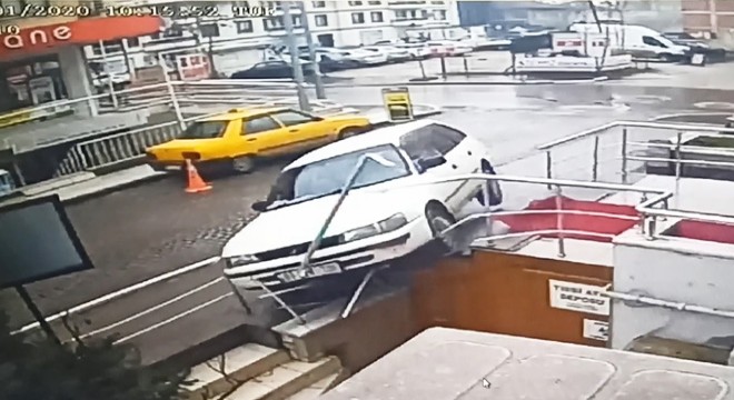 Otomobil tıp merkezinin merdivenlerine çıktı