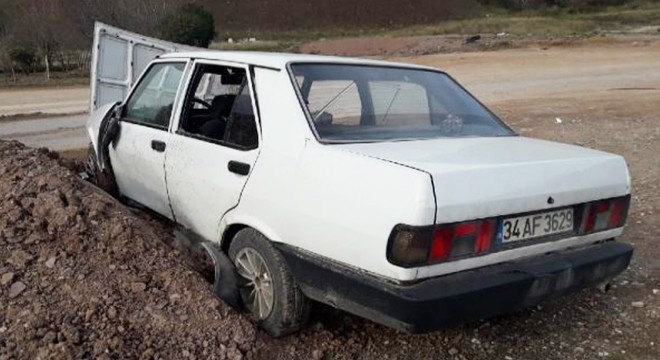 Otomobil toprak yığınına çarptı: 1'i ağır 4 yaralı