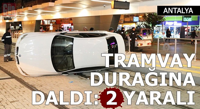 Otomobil, tramvay durağına daldı: 2 yaralı