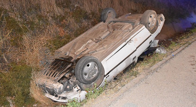 Otomobil trapez kanala devrildi: 2 yaralı
