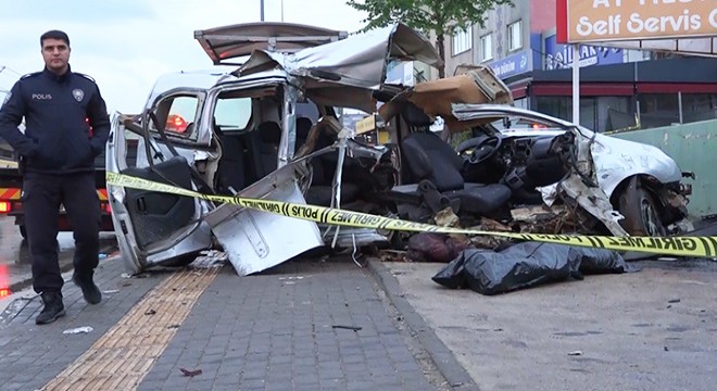 Araç ikiye bölündü: 2 ölü, 1 yaralı