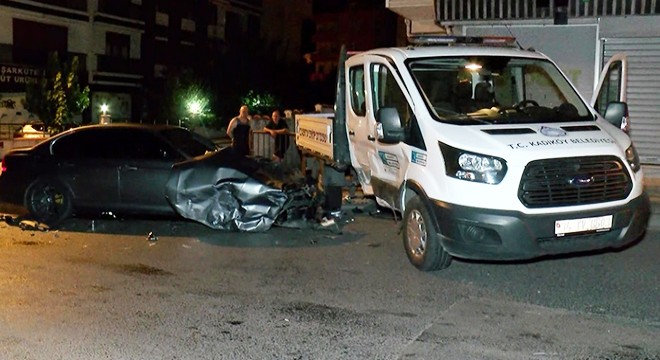 Otomobil zabıta aracına çarptı: 2 yaralı