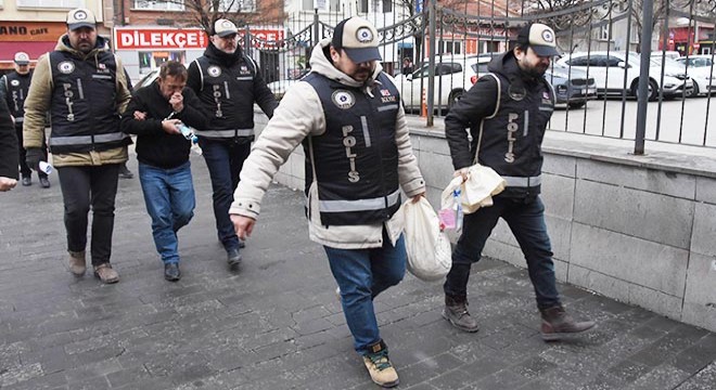 Otomobil zulasında 4 bin 880 adet sahte 2 Euro ele geçirildi