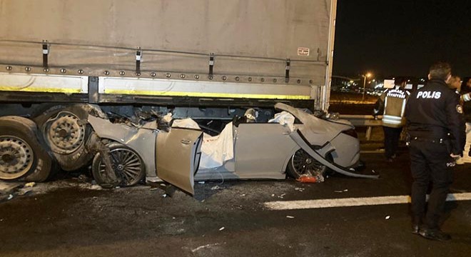 Otomobil, TIR a arkadan çarptı: 2 ölü, 1 yaralı
