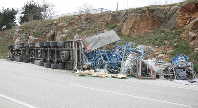 Otomobil camı yüklü TIR yan yattı