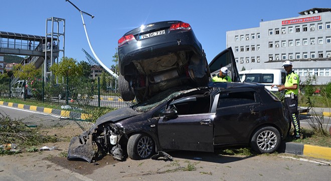 Otomobil, çarptığı otomobilin üzerinde kaldı: 10 yaralı