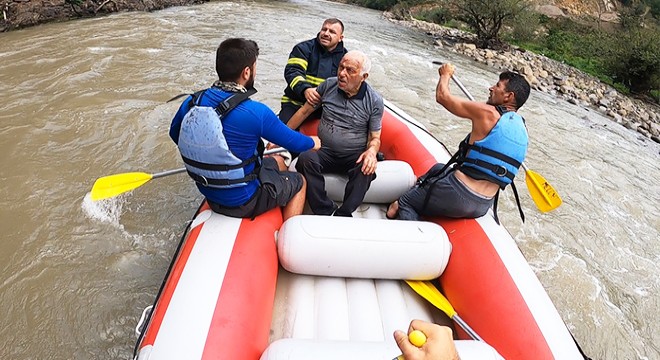 Otomobil çay yatağına yuvarlandı, sürücüyü raftingciler kurtardı