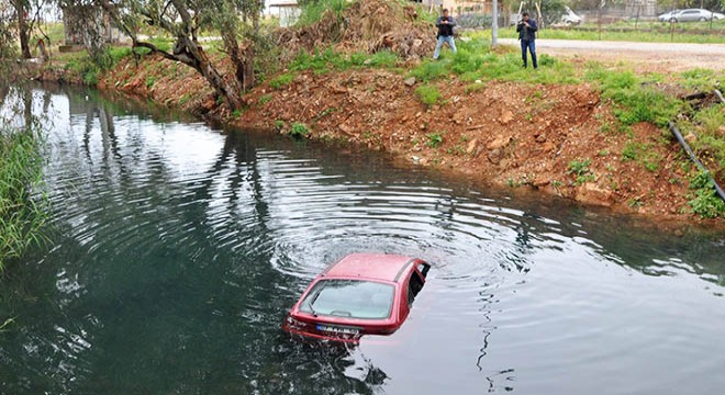 Otomobil dereye uçtu, araç üzerindeki sürücü kurtarıldı