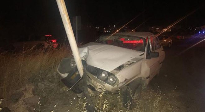Otomobil, direğe çarptı: 4 yaralı