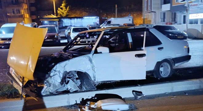 Otomobil direğe çarptı, sürücü yaralandı