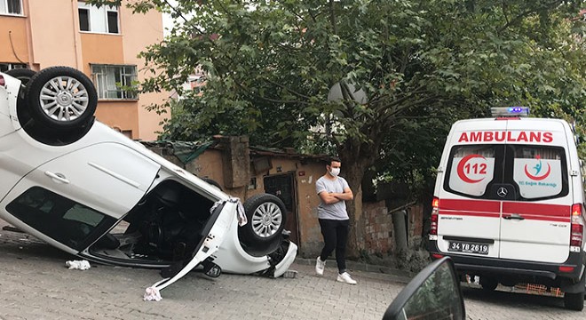 Otomobil duvara çarptıktan sonra takla attı