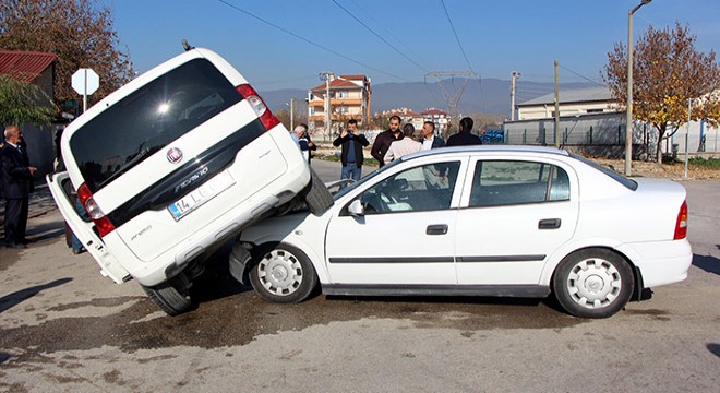 Otomobil, hafif ticari aracın altına girdi: 2 yaralı