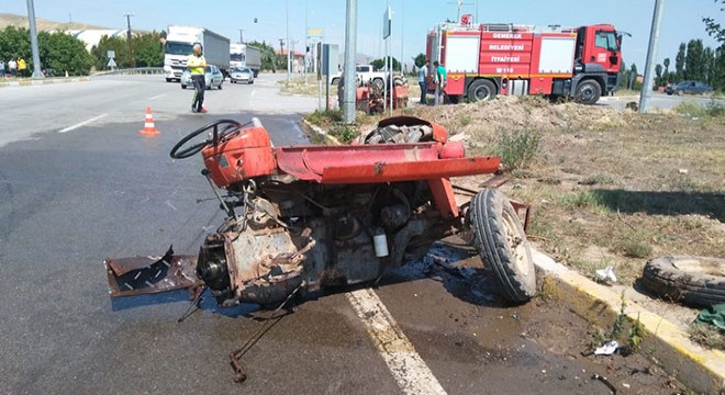 Otomobil ile çarpışan traktör ikiye bölündü: 3 yaralı