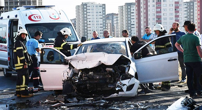 Otomobil ile cip kafa kafaya çarpıştı: 1 ölü, 3 yaralı