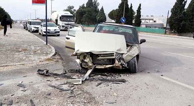 Otomobil ile öğrenci servisi çarpıştı: 2 yaralı