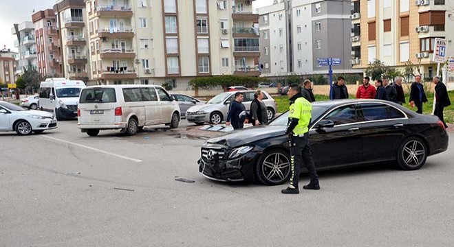 Otomobil ile servis çarpıştı: 5 yaralı