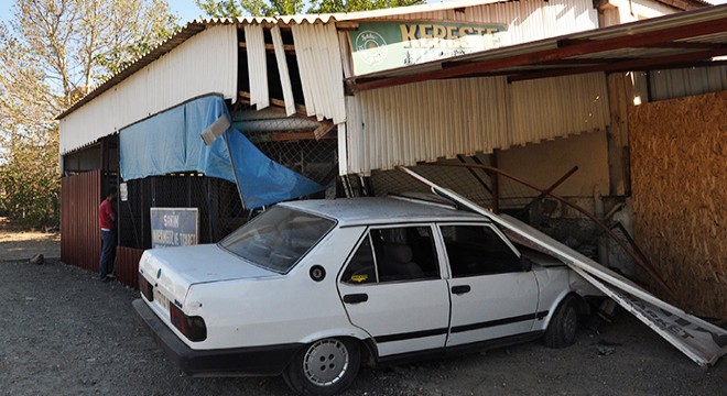 Otomobil iş yerine girdi; sürücü yaralı