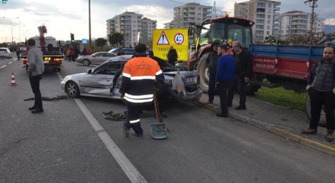 Otomobil, ışıkta bekleyen çekiciye çarptı: 2 yaralı