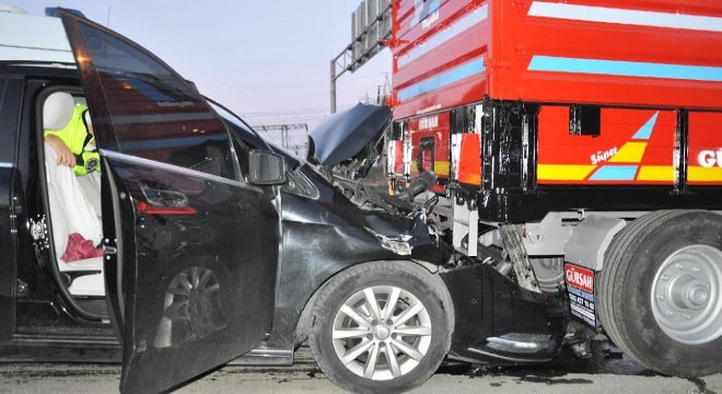 Otomobil, kamyonetin arkasındaki römorka çarptı: 2 yaralı