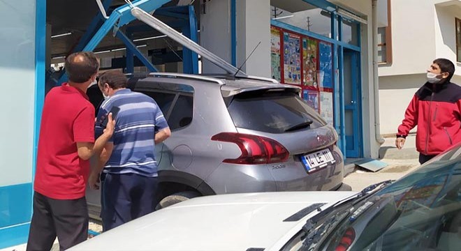 Otomobil markete daldı: 3 yaralı