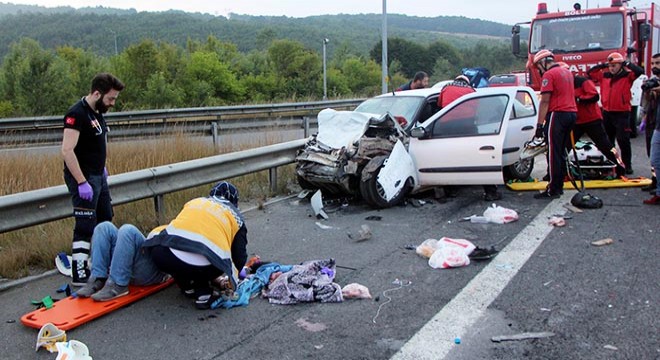 Otomobil minibüse çarptı: 2 si çocuk, 13 yaralı