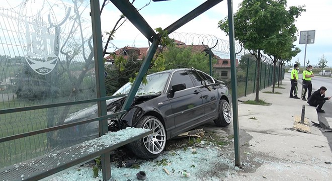 Otomobil otobüs durağına girdi: 1 yaralı