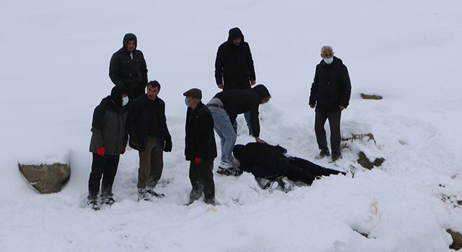 Otomobil, şarampole devrildi: 1 ölü, 1 yaralı