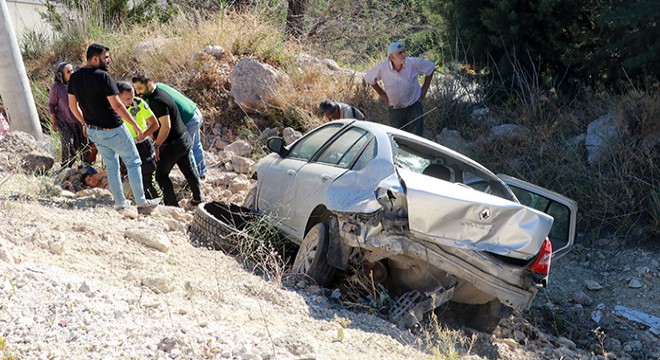 Otomobil şarampole devrildi: 2 yaralı