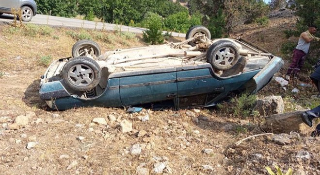 Otomobil şarampole yuvarlandı