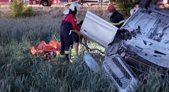 Otomobil tarlaya devrildi: 2 Ukraynalı öldü, 2 si yaralı