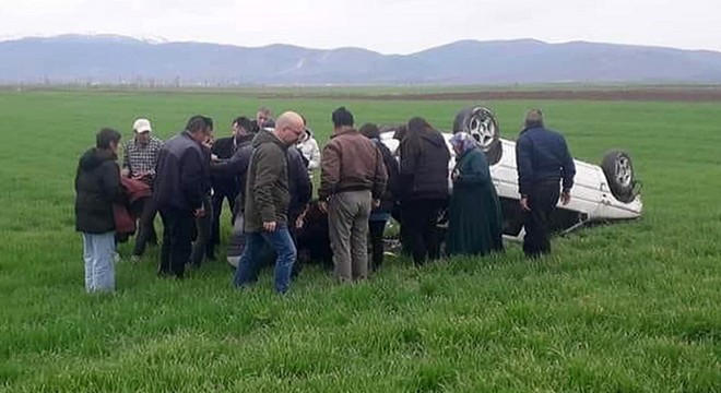 Otomobil tarlaya devrildi: 4 yaralı