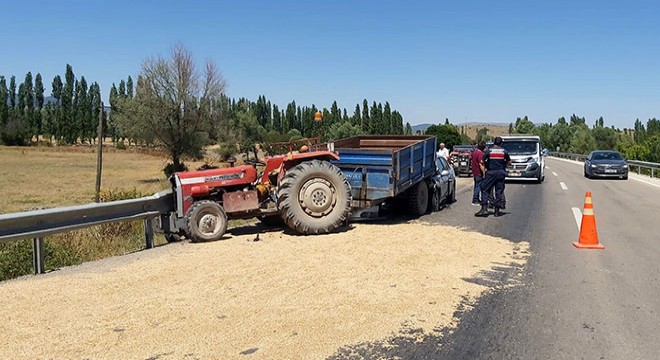 Otomobil traktör römorkuna çarptı