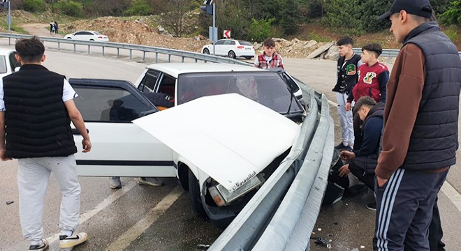 Otomobil ve kamyon bariyerlere çarptı