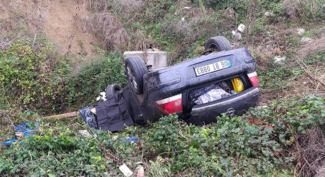 Otomobil yol kenarına devrildi: 2 ölü, 2 yaralı