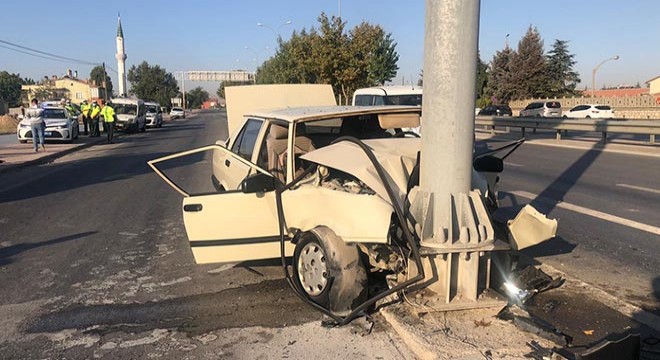 Otomobil yön levhasına çarptı: 1 ölü