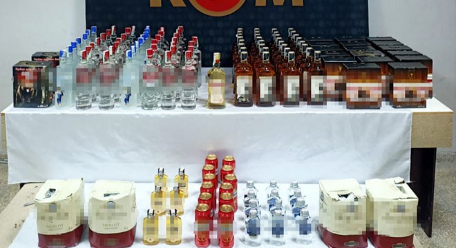 Otomobilde 132 şişe kaçak içki ele geçirildi